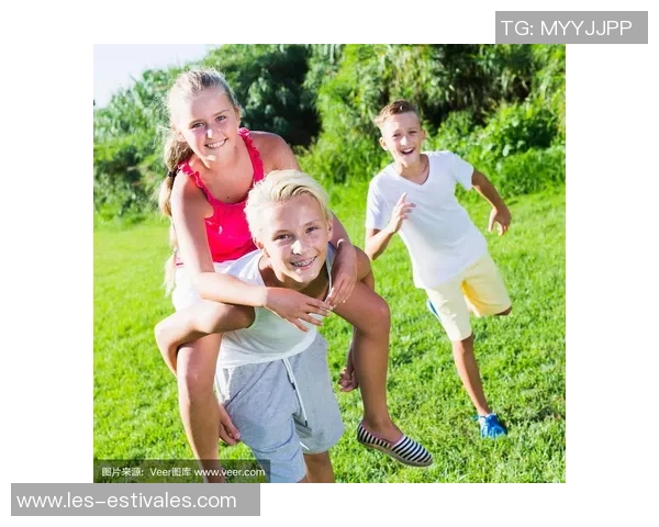 老外模仿足球明星奔跑的搞笑瞬间引发网友热议与欢笑 老外模仿足球明星奔跑的搞笑瞬间引发网友热议与欢笑