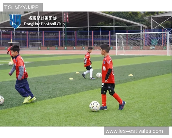 足球明星与儿童亲密互动共度美好时光展现温暖与希望的瞬间