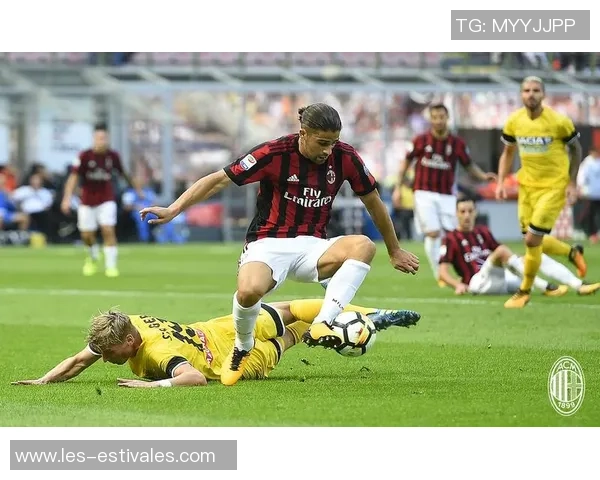 足球明星双手指天庆祝胜利展现激情与梦想的瞬间 足球明星双手指天庆祝胜利展现激情与梦想的瞬间