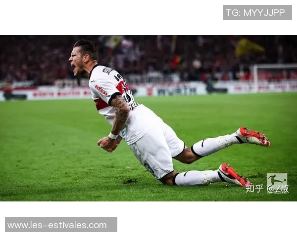 足球明星在草地上的精彩滑行瞬间集锦回顾与分析 足球明星在草地上的精彩滑行瞬间集锦回顾与分析