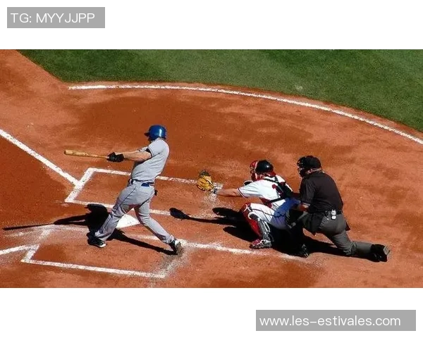 足球明星的弹跳力揭秘如何助力他们在比赛中制胜的关键因素 足球明星的弹跳力揭秘如何助力他们在比赛中制胜的关键因素