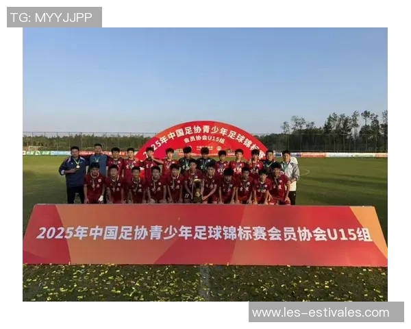 重庆足球队在冠军赛中的默契配合展现出强大团队实力与战术执行力 重庆足球队在冠军赛中的默契配合展现出强大团队实力与战术执行力